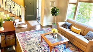 Suite | Living area - Anne Haven Spacious Retreat DT Seattle (Seattle)