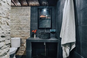 Deluxe Villa, Garden View | Bathroom | Shower, free toiletries, towels, soap