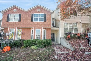 Exterior - 4-bedroom townhome in marvelous Conyers with WiFi, AC (Conyers)