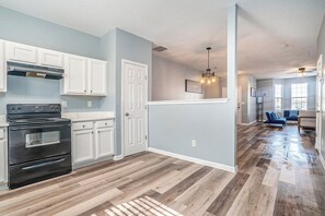 Microwave, oven, stovetop, dishwasher - 4-bedroom townhome in marvelous Conyers with WiFi, AC (Conyers)