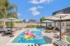 Deluxe House, 4 Bedrooms | Executive lounge