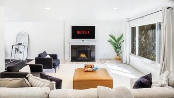 Deluxe House, 4 Bedrooms | Executive lounge