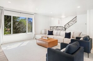 Deluxe House, 4 Bedrooms | Living room