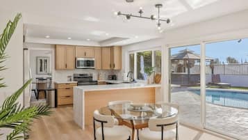 Deluxe House, 4 Bedrooms | Executive lounge