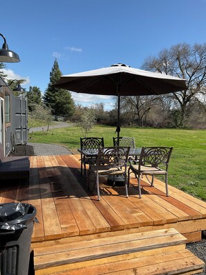 Outdoor dining - Tuscan Villa Riverfront 1-bedroom, 1 Bath, Oakdale with WiFi and AC (Oakdale)