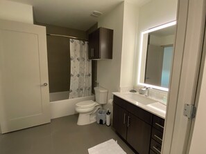 Een douche, handdoeken, toiletpapier