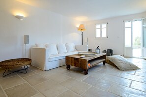 TV - Soho Villa in Paros (Tzanes)