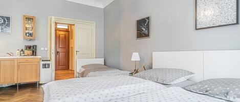 1 habitación, tabla de planchar con plancha, wifi y ropa de cama