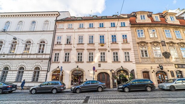 A row of historic buildings with storefronts, including a flower shop and an antique store. - 1 Bed Flat - Sleeps 4 - Pets - Wifi (Praha)