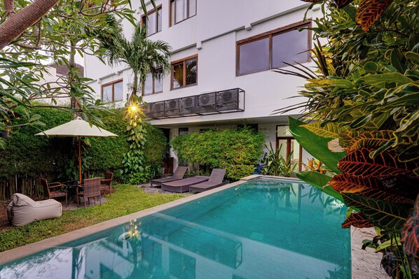 Outdoor pool, pool loungers