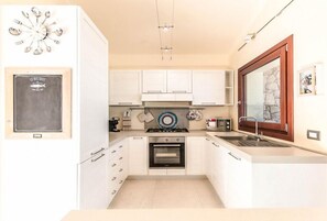 Fridge, microwave, dishwasher, coffee/tea maker - Villa Portobello Lux Retreats - Independent Villa (Aglientu)