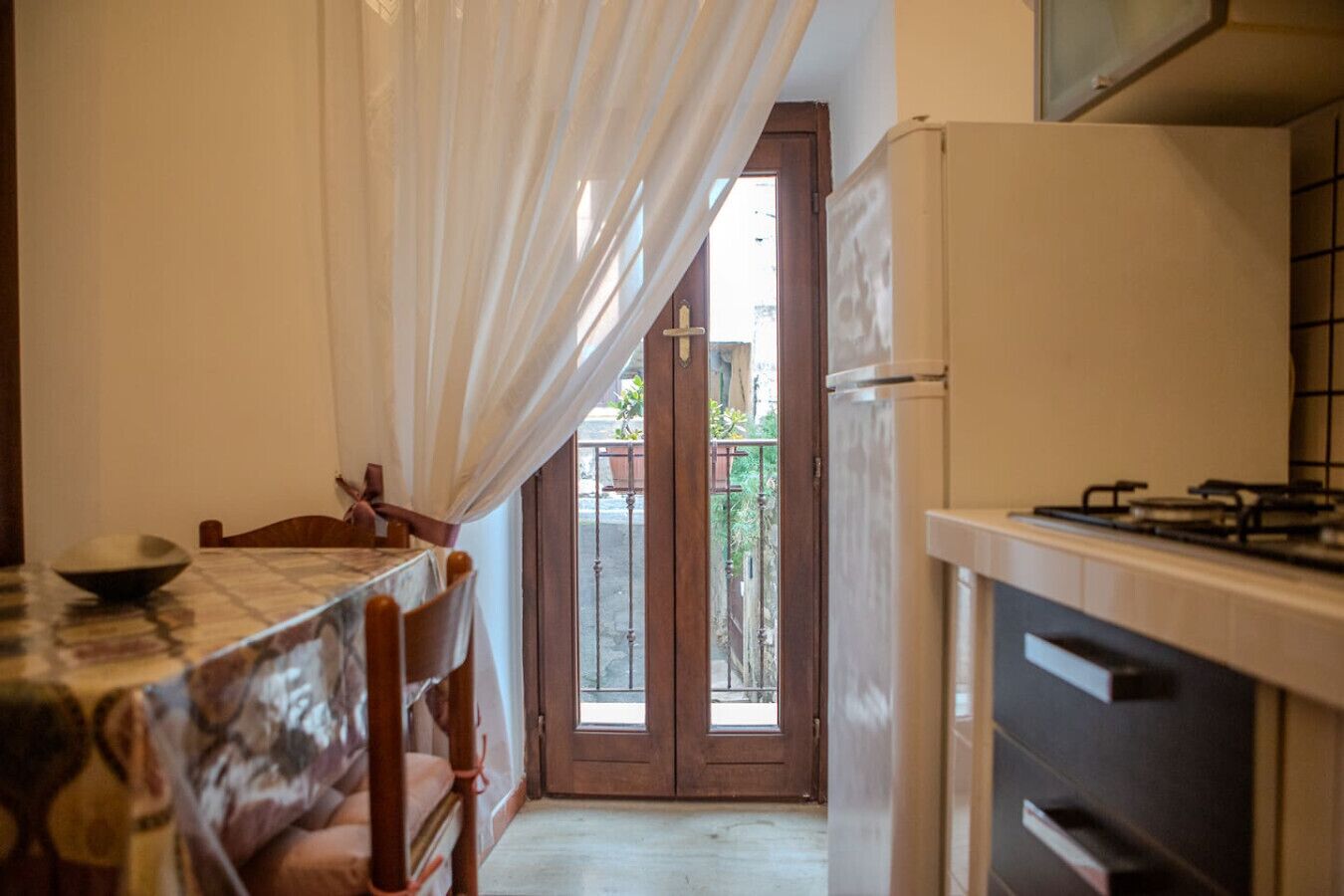 Kühlschrank, Herdplatte, Wasserkocher mit Kaffee-/Teezubehör