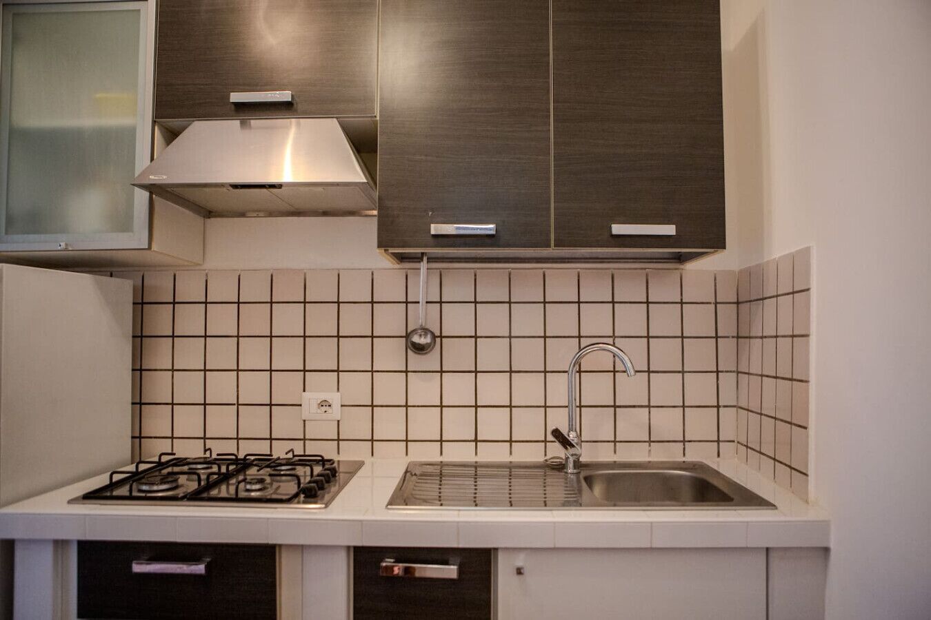 Kjøleskap, kokeplater, kaffetrakter/tekoker og kjøkkenutstyr