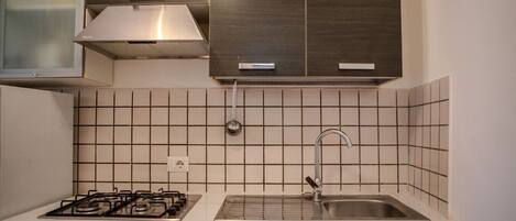 Frigorífico, placa de cocina, cafetera o tetera y utensilios de cocina