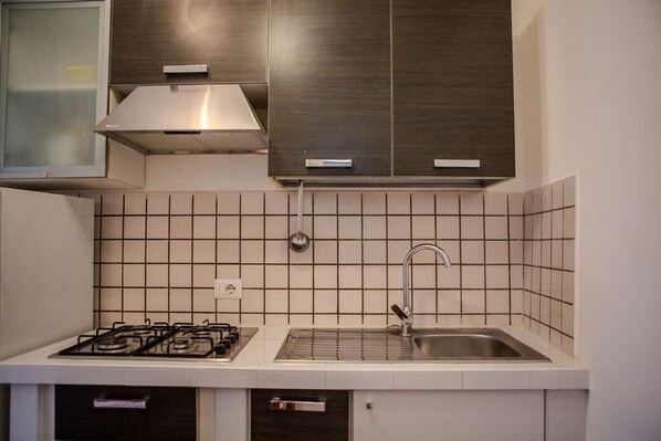 Fridge, stovetop, coffee/tea maker, cookware/dishes/utensils