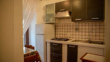 Jääkaappi, liesi, kahvin-/teenkeitin