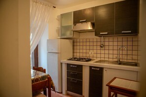 Fridge, stovetop, coffee/tea maker, cookware/dishes/utensils