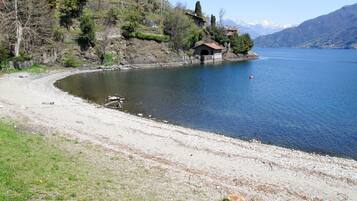 Una spiaggia nelle vicinanze