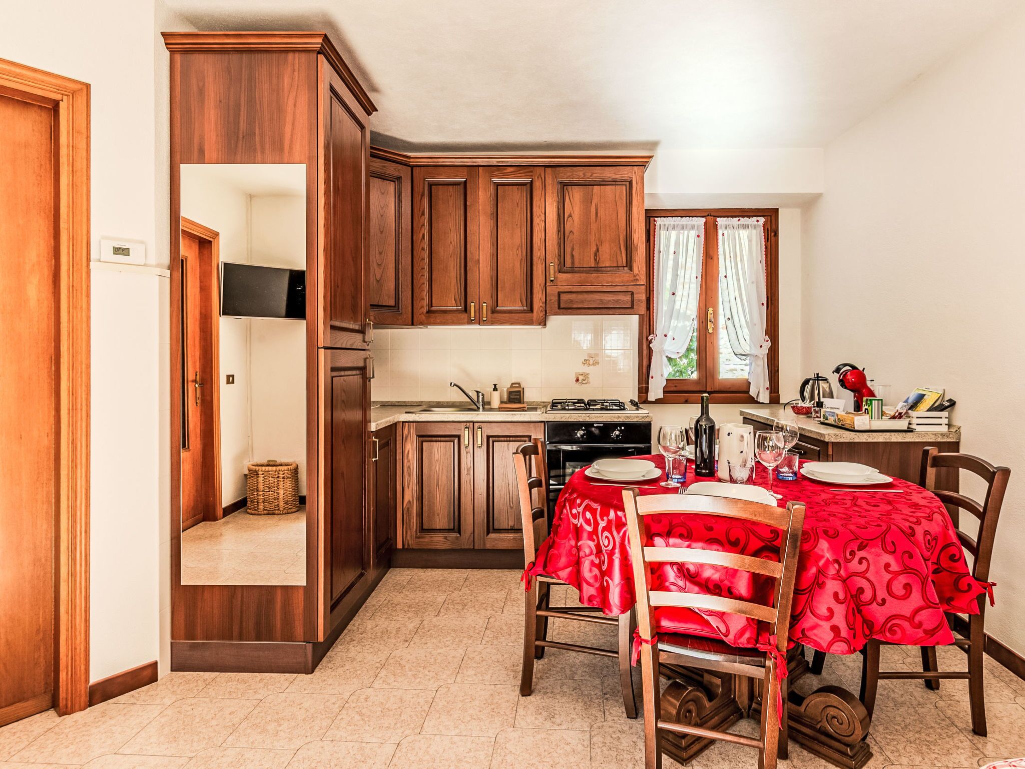 Frigorifero, microonde, forno, pentole/stoviglie/utensili