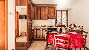 Frigorifero, microonde, forno, pentole/stoviglie/utensili
