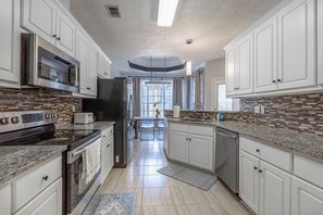 Fridge, microwave, oven, stovetop - King & Queens Villa at Parkside (Grovetown)