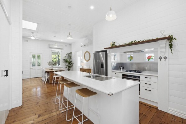 Fridge, microwave, oven, stovetop - Ye Olde St Leonards Hotel Holiday Home, Pet Friendly, 300 metres to the Beach, Gas Log Fireplace (Saint Leonards)