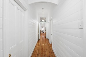 Interior - Ye Olde St Leonards Hotel Holiday Home, Pet Friendly, 300 metres to the Beach, Gas Log Fireplace (Saint Leonards)