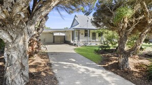 A building with a covered driveway, surrounded by trees. - Ye Olde St Leonards Hotel Holiday Home, Pet Friendly, 300 metres to the Beach, Gas Log Fireplace (Saint Leonards)