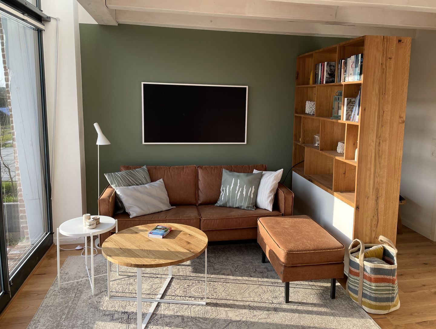 Fernseher, Tischtennisplatte, Stereoanlage