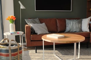 Fernseher, Tischtennisplatte, Stereoanlage