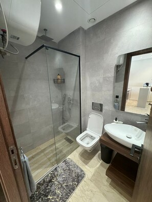 タオル、石鹸、トイレットペーパー