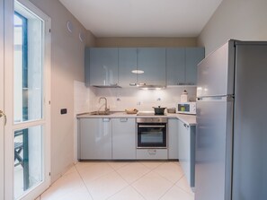 Kühlschrank, Mikrowelle, Ofen, Geschirrspüler