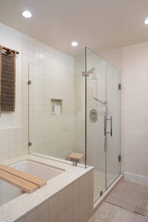Douche, sèche-cheveux, serviettes fournies