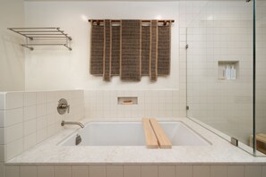 Een douche, een haardroger, handdoeken