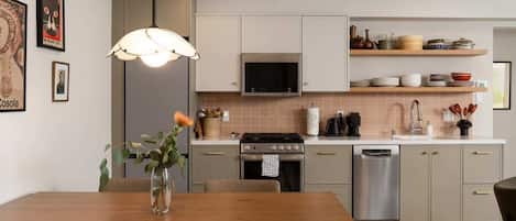 Refrigerador, microondas, horno y parrilla de estufa