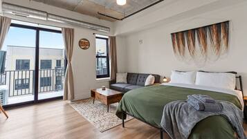 1 quarto, escrivaninha, ferros/tábuas de passar roupa, berço de viagem