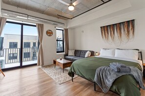 1 quarto, escrivaninha, ferros/tábuas de passar roupa, berço de viagem