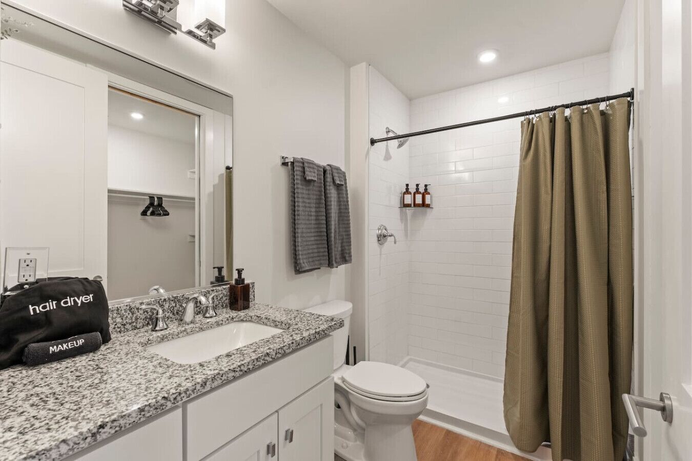 Secador de cabelo, toalhas de banho