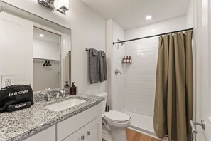 Secador de cabelo, toalhas de banho