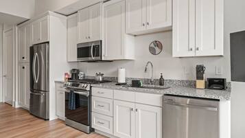 Geladeira, micro-ondas, fogão, cooktop