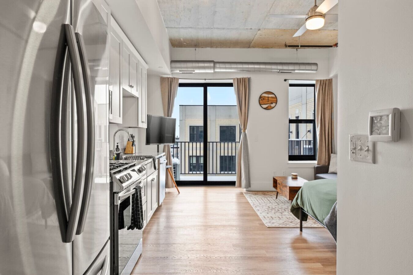 1 quarto, escrivaninha, ferros/tábuas de passar roupa, berço de viagem