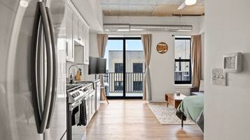 1 quarto, escrivaninha, ferros/tábuas de passar roupa, berço de viagem