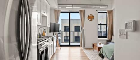 1 quarto, escrivaninha, ferros/tábuas de passar roupa, berço de viagem