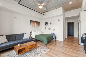 1 quarto, escrivaninha, ferros/tábuas de passar roupa, berço de viagem