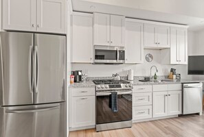 Refrigerador, microondas, horno y parrilla de estufa 