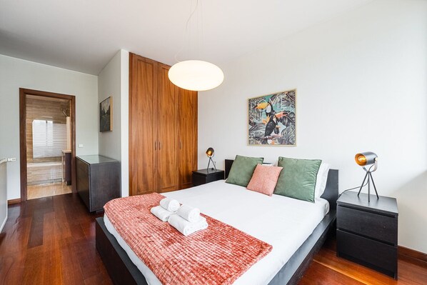 1 bedroom, iron/ironing board, internet, bed sheets