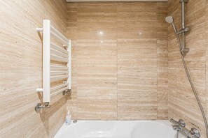 Shower, hair dryer, towels, soap - GuestReady - Serene hideout in Leça da Palmeira (Porto)