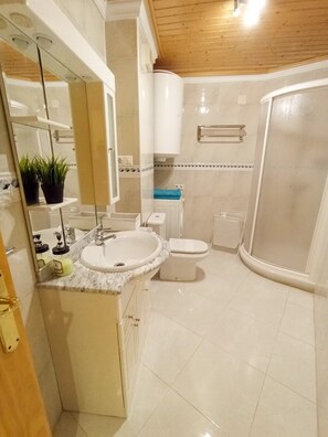 Shower, towels - Apartment 'Del Sur' with Sea View, Wi-Fi and Air Conditioning (torrox costa)