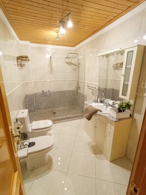 Shower, towels