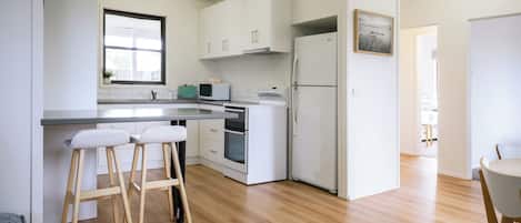 Frigorifero, microonde, forno, piano cottura